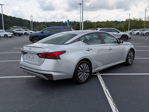 Used 2024 Nissan Altima 2.5 SV FWD image 3