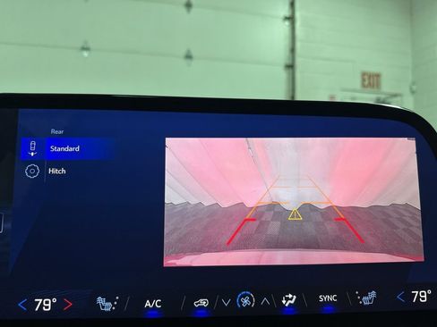 Used 2025 Chevrolet Traverse Z71 image 30