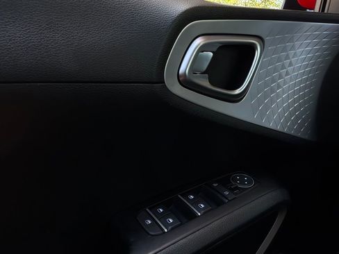 Used 2025 Kia Soul LX w/ LX Technology Package FWD image 19