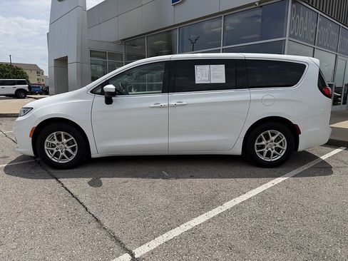 Used 2023 Chrysler Pacifica Touring-L FWD image 2