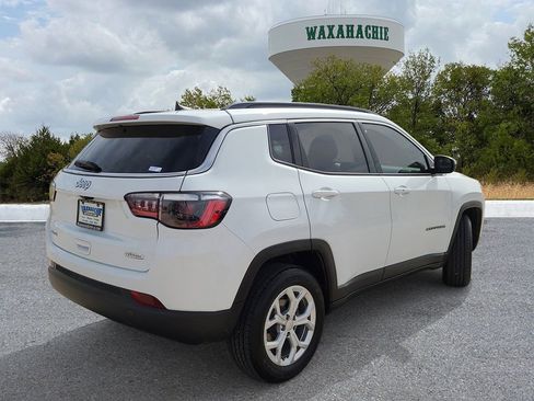 Used 2024 Jeep Compass Latitude image 5