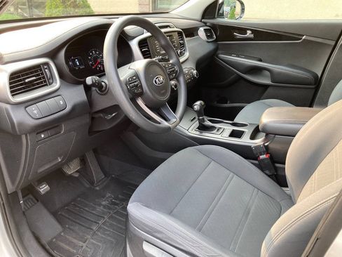 Used 2017 Kia Sorento AWD image 4