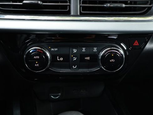 Used 2025 Chevrolet Trax LT FWD image 18