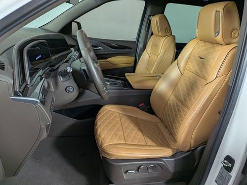 Used 2021 Cadillac Escalade Premium Luxury AWD/4WD image 16