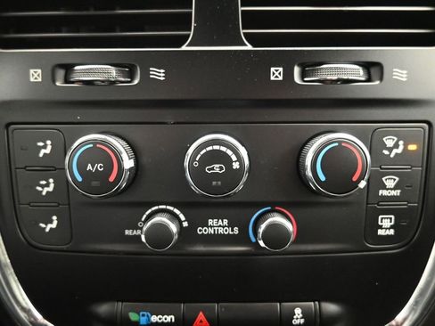 Used 2018 Dodge Grand Caravan SE w/ UConnect Hands-Free Group image 14