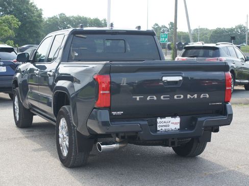 Used 2025 Toyota Tacoma Limited AWD/4WD image 16