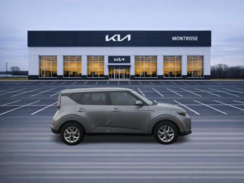 Used 2024 Kia Soul LX w/ Option Group 015 FWD image 4