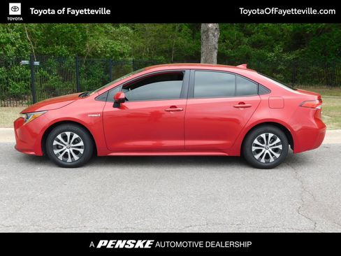 Used 2021 Toyota Corolla LE image 2