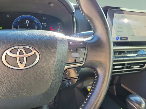 Used 2025 Toyota Camry SE FWD image 16