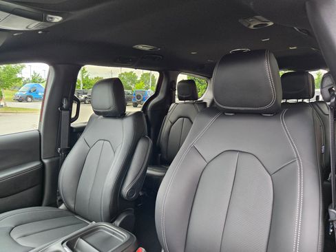 New 2027 Chrysler Pacifica Select FWD image 23
