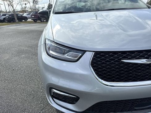 New 2026 Chrysler Pacifica Select image 9