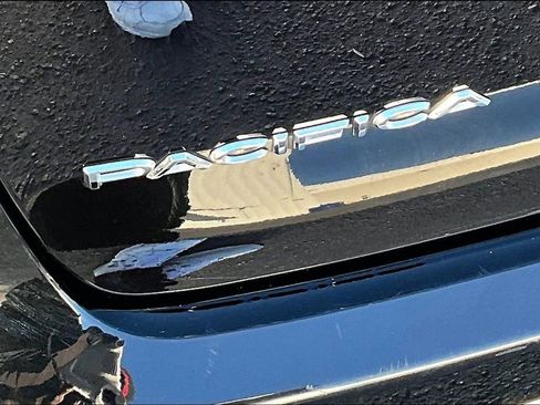 Used 2024 Chrysler Pacifica Touring-L image 22