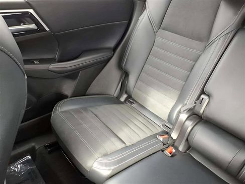 Used 2024 Mitsubishi Outlander SE image 16