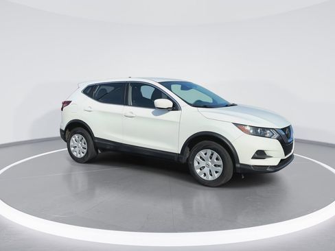 Used 2020 Nissan Rogue Sport S image 2