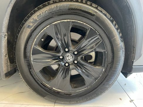 Used 2021 Toyota Highlander XLE AWD/4WD image 28