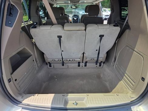 Used 2016 Chrysler Town & Country Touring-L FWD image 19
