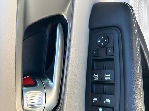 Used 2023 Chrysler Pacifica Touring-L FWD image 12