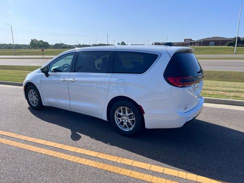 New 2026 Chrysler Pacifica Select image 7