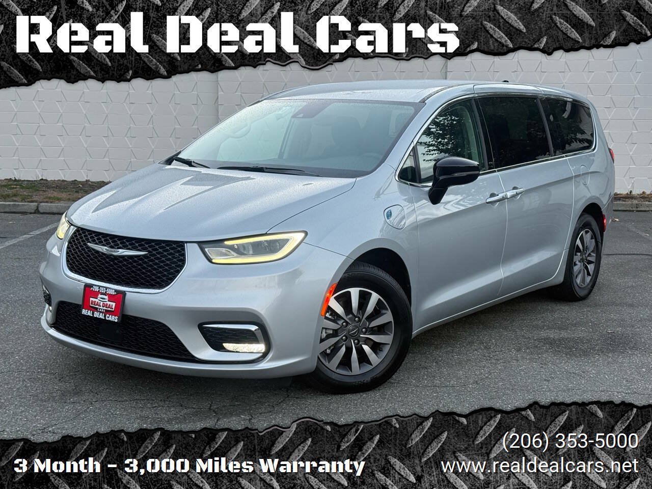 Used 2024 Chrysler Pacifica Limited FWD image 1