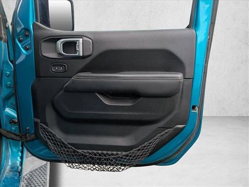 Used 2019 Jeep Wrangler Unlimited Sahara image 16