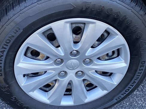 Used 2020 Chrysler Voyager L image 23