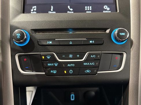 Used 2017 Ford Fusion SE w/ Fusion SE Technology Package image 28