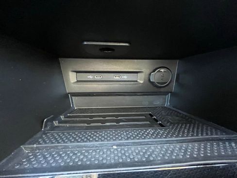 Certified 2025 Volkswagen Taos SE image 15