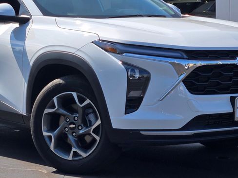 Certified 2026 Chevrolet Trax LT FWD image 3