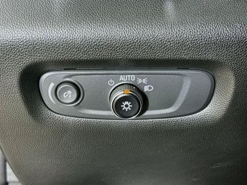 Used 2023 Chevrolet Traverse LT FWD image 11