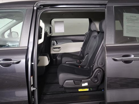 Used 2022 Kia Carnival LX FWD image 27