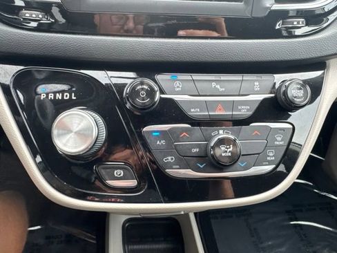 Certified 2018 Chrysler Pacifica Touring w/ Security Group FWD image 21