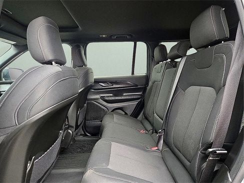 Used 2024 Jeep Grand Cherokee Laredo X image 13