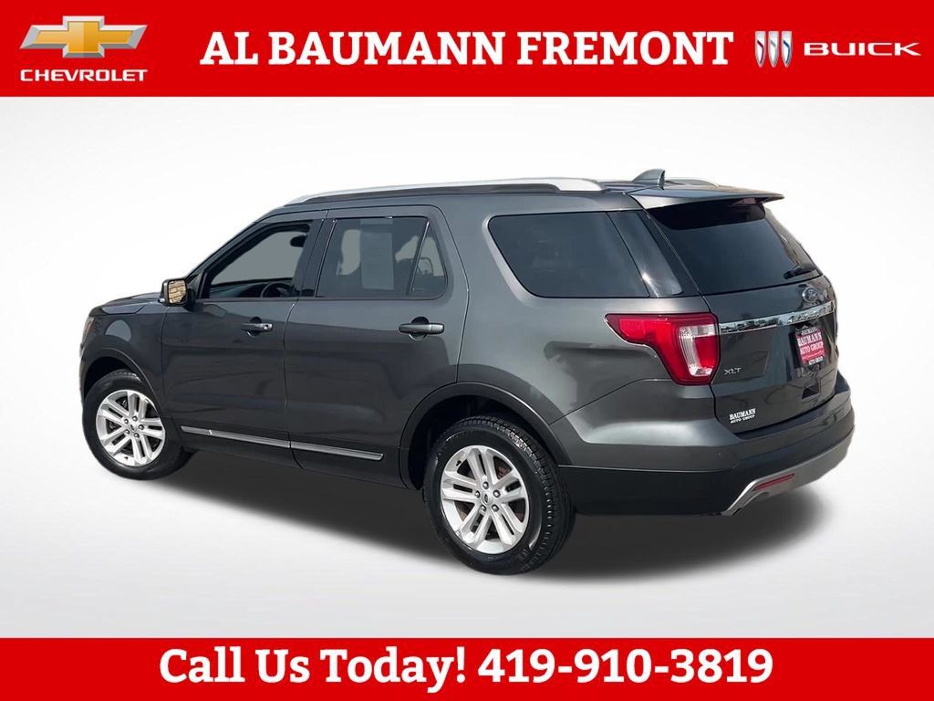Used 2017 Ford Explorer XLT w/ Equipment Group 202A FWD image 4