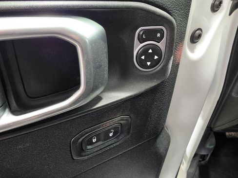 Used 2018 Jeep Wrangler Unlimited Sahara AWD/4WD image 25