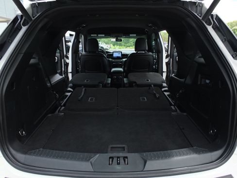 Used 2020 Ford Explorer XLT w/ Equipment Group 202A RWD image 16