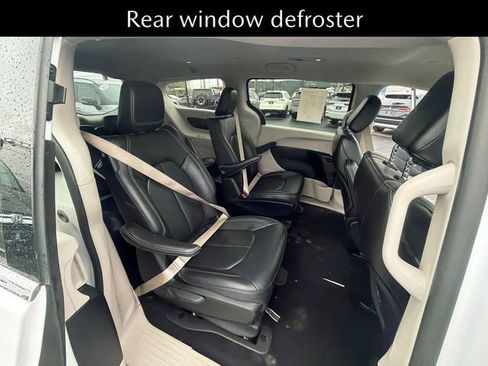 Used 2024 Chrysler Pacifica Limited FWD image 7