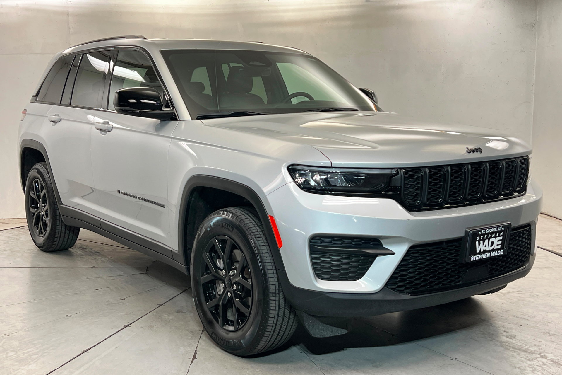 Used 2025 Jeep Grand Cherokee Altitude AWD/4WD image 8