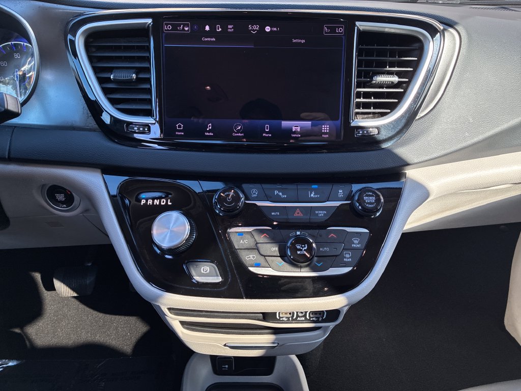 Used 2024 Chrysler Pacifica Touring-L FWD image 19
