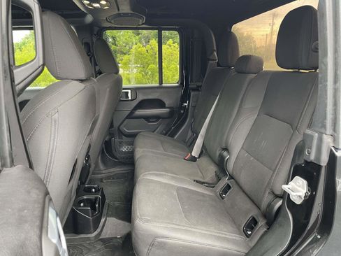 Used 2020 Jeep Gladiator Overland AWD/4WD image 12