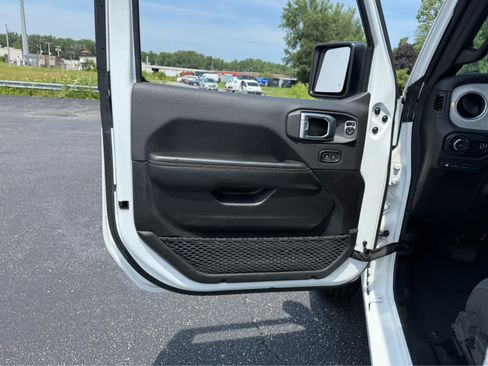 Used 2024 Jeep Wrangler Unlimited Sahara AWD/4WD image 20