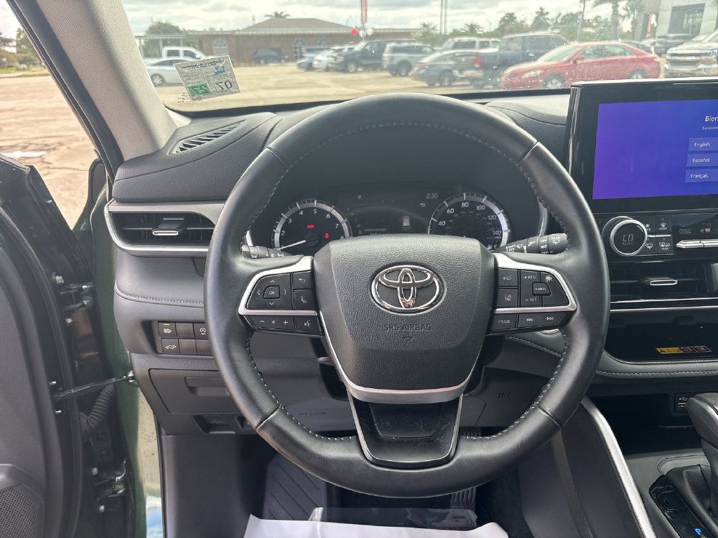 Used 2025 Toyota Highlander XLE FWD image 16
