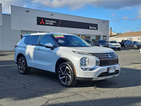 Used 2024 Mitsubishi Outlander SE image 1