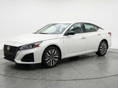 Used 2025 Nissan Altima 2.5 SV FWD image 3