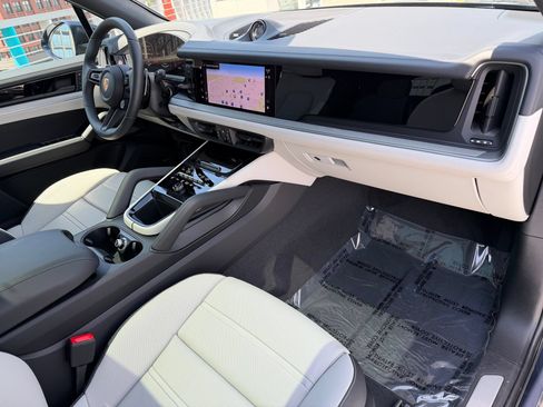 Certified 2026 Porsche Cayenne AWD/4WD image 16
