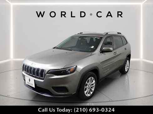 Used 2021 Jeep Cherokee Latitude FWD image 3