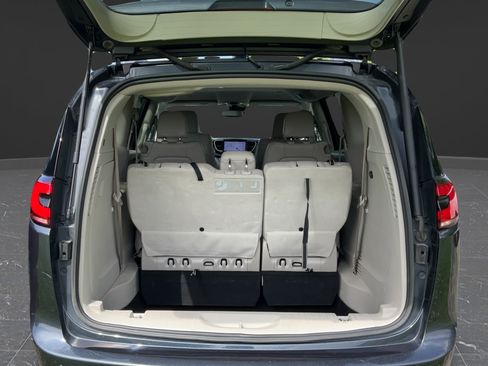 Used 2021 Chrysler Pacifica Touring-L FWD image 26