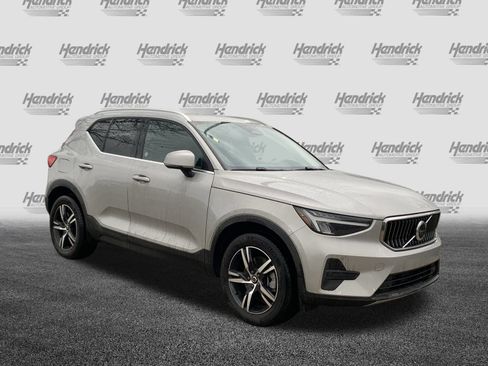 Used 2025 Volvo XC40 B5 Core image 2