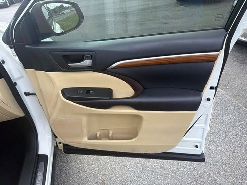 Used 2018 Toyota Highlander Limited FWD image 30