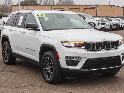 Used 2023 Jeep Grand Cherokee 4WD 4xe image 5