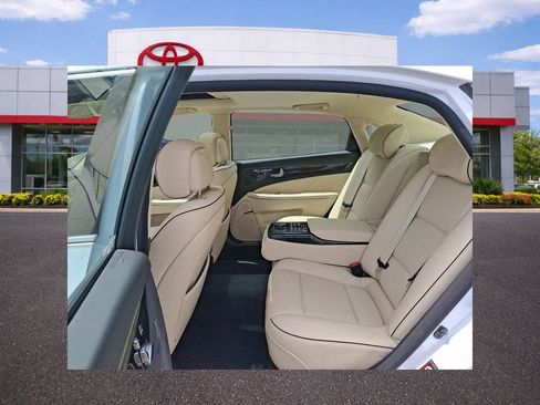 Used 2015 Hyundai Equus Signature RWD image 4